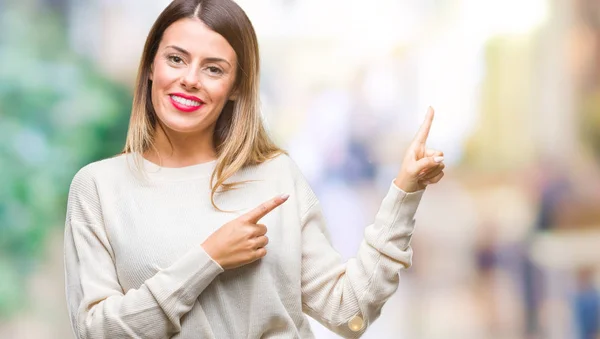 Joven Hermosa Mujer Suéter Blanco Casual Sobre Fondo Aislado Sonriendo —  Fotos de Stock