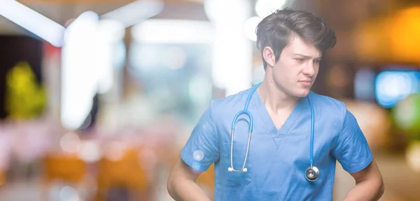 Ung Läkare Bär Medicinsk Uniform Över Isolerade Bakgrund Med Handen — Stockfoto