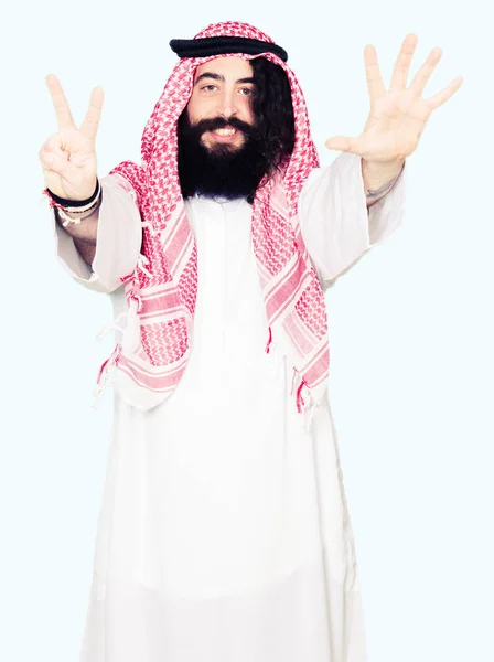 Człowiek Biznesu Arabskiego Długimi Włosami Noszenie Tradycyjnych Kefija Szalik Wyświetlono — Zdjęcie stockowe