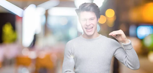 Ung Vacker Man Iförd Vinter Tröja Över Isolerade Bakgrund Gestikulerande — Stockfoto