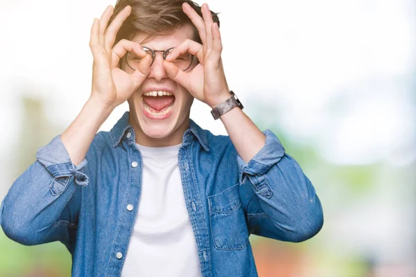 Joven Hombre Guapo Con Gafas Sobre Fondo Aislado Haciendo Buen —  Fotos de Stock