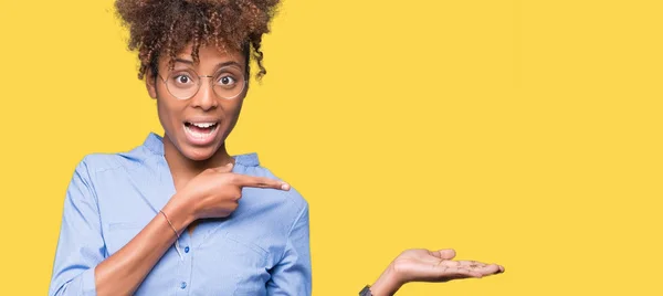 Linda Jovem Mulher Negócios Afro Americana Sobre Fundo Isolado Espantado — Fotografia de Stock