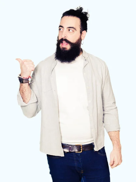 Jovem Com Cabelos Longos Barba Brincos Sorrindo Com Rosto Feliz — Fotografia de Stock