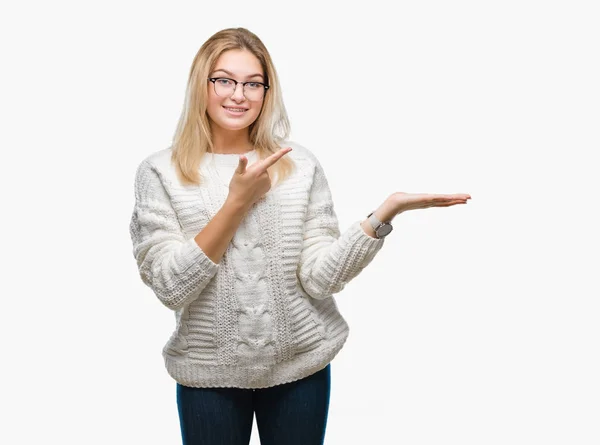 Mulher Branca Jovem Vestindo Óculos Sobre Fundo Isolado Espantado Sorrindo — Fotografia de Stock