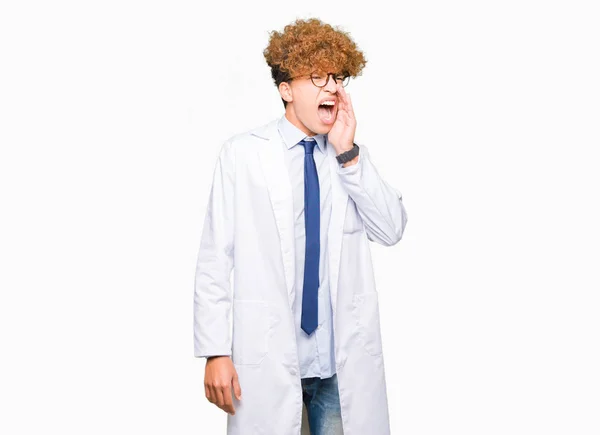Młody Naukowiec Przystojny Mężczyzna Okularach Krzycząc Krzycząc Głośno Bok Ręką — Zdjęcie stockowe