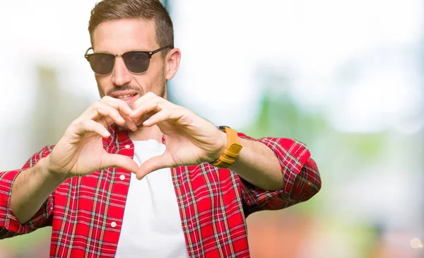 Stilig Man Bär Mode Solglasögon Leende Älskar Visar Hjärtsymbolen Och — Stockfoto