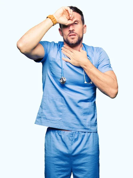 Bell Uomo Medico Che Indossa Uniforme Medica Sfondo Isolato Toccando — Foto Stock