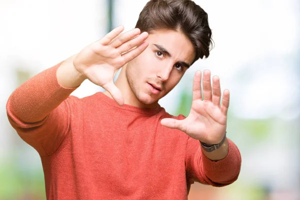 Joven Hombre Guapo Sobre Fondo Aislado Sonriendo Haciendo Marco Usando — Foto de Stock