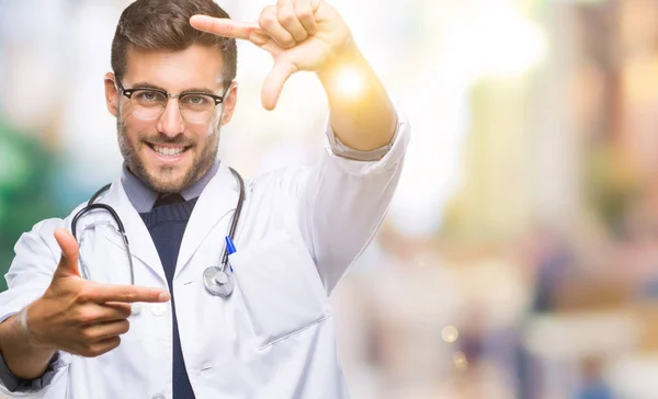 Joven Médico Guapo Sobre Fondo Aislado Sonriendo Haciendo Marco Con —  Fotos de Stock