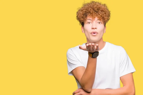 Ein Junger Gutaussehender Mann Mit Afro Haaren Der Ein Lässiges — Stockfoto