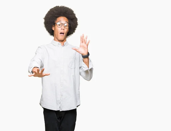Joven Afroamericano Con Pelo Afro Vistiendo Gafas Asustado Aterrorizado Con — Foto de Stock