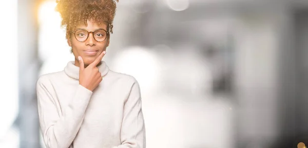 Gyönyörű Fiatal Afrikai Amerikai Szemüveg Elszigetelt Háttér Keresi Benne Kamera — Stock Fotó