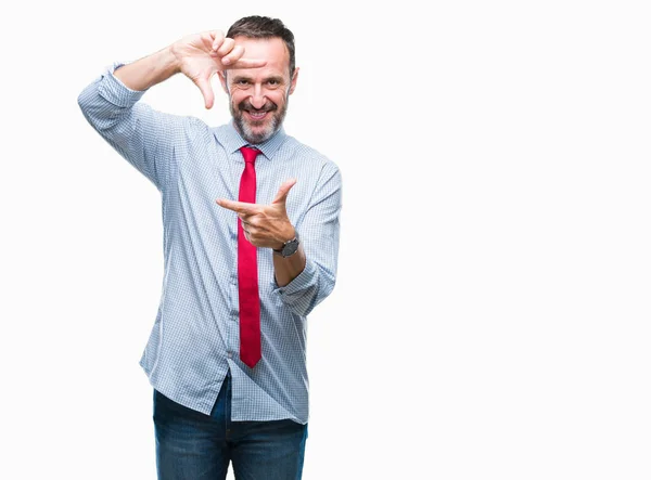 中年白髪シニア ビジネスの男性が笑顔と幸せそうな顔で指手作りフレーム分離の背景に赤いネクタイを着用します 創造性と写真のコンセプト — ストック写真