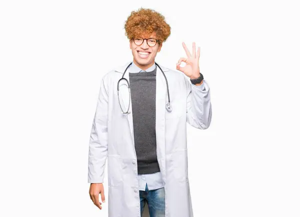 Mladý Pohledný Doktor Člověka Lékařské Kabátě Úsměvem Pozitivní Jednání Znamení — Stock fotografie