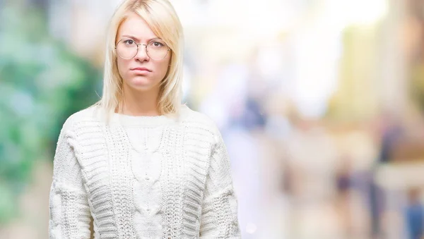 Giovane Bella Donna Bionda Indossa Maglione Invernale Occhiali Sfondo Isolato — Foto Stock