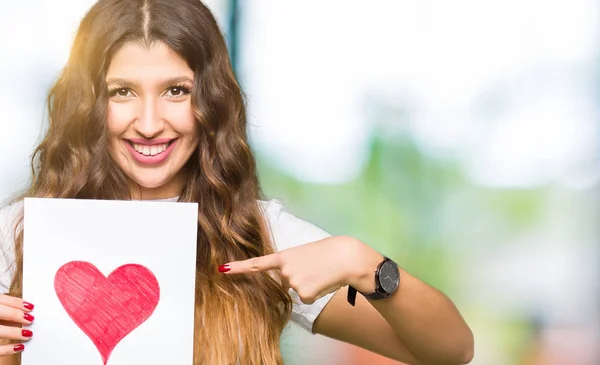 Joven Mujer Adulta Sosteniendo Tarjeta Con Corazón Rojo Con Cara — Foto de Stock