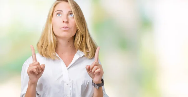 Hermosa Joven Mujer Negocios Sobre Fondo Aislado Sorprendido Sorprendido Mirando — Foto de Stock