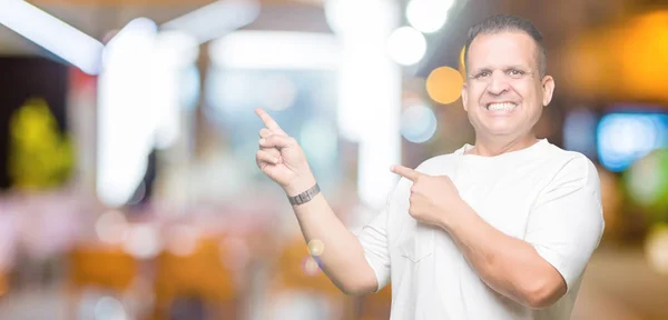 Media Edad Árabe Hombre Wearig Camiseta Blanca Sobre Fondo Aislado — Foto de Stock