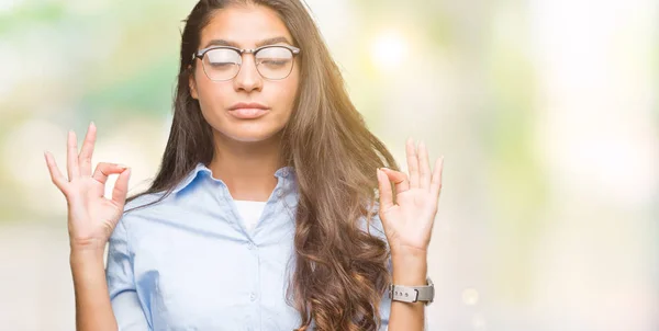 Jonge Mooie Arabische Vrouw Dragen Bril Geïsoleerde Achtergrond Ontspannen Lachend — Stockfoto