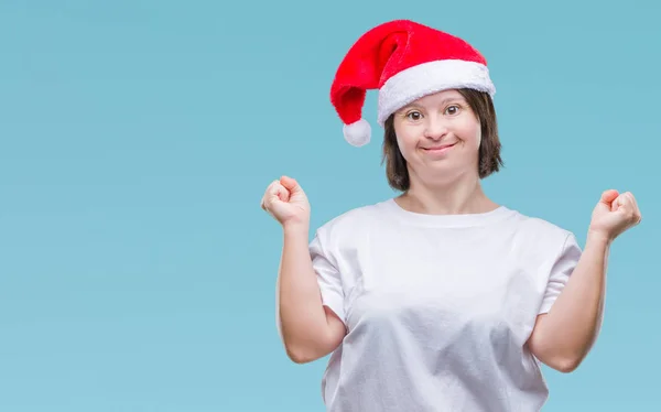 Junge Erwachsene Frau Mit Syndrom Trägt Weihnachtsmütze Über Isoliertem Hintergrund — Stockfoto
