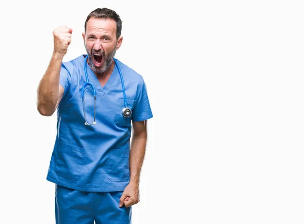 Mezza Età Hoary Anziano Medico Uomo Indossa Uniforme Medica Sfondo — Foto Stock