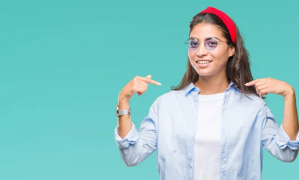 Jonge Mooie Arabische Vrouw Dragen Van Een Zonnebril Geïsoleerde Achtergrond — Stockfoto