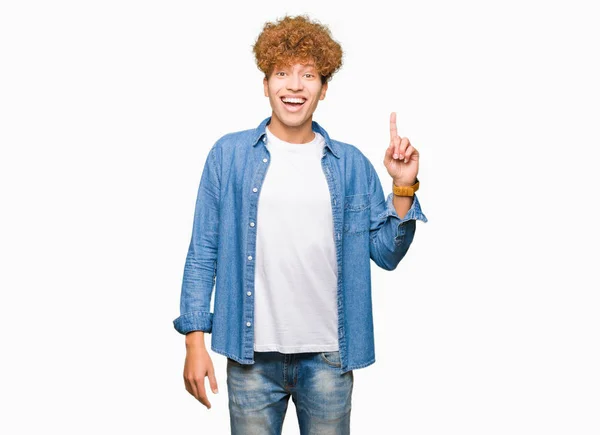 Ung Vacker Man Med Afro Hår Bära Denim Jacka Pekande — Stockfoto