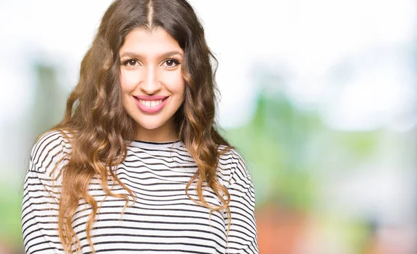 Mooie Jongedame Dragen Strepen Samen Trui Handen Vingers Gekruist Glimlachen — Stockfoto