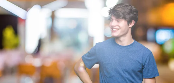 Joven Hombre Guapo Con Camiseta Azul Sobre Fondo Aislado Mirando —  Fotos de Stock