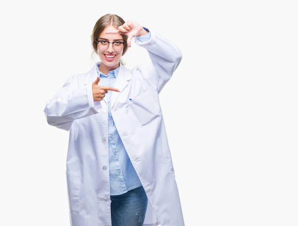 Mooie Jonge Blonde Dokter Vrouw Dragen Witte Vacht Geïsoleerd Achtergrond — Stockfoto