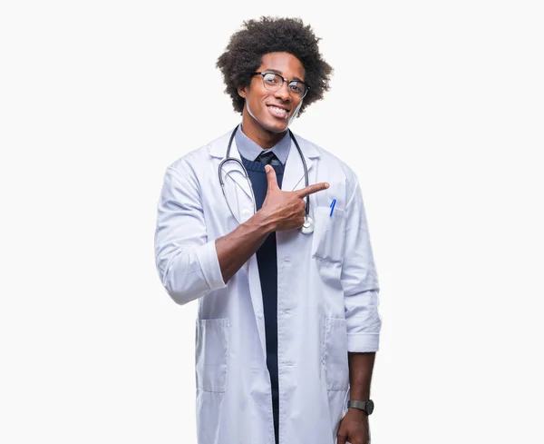 Afro Amerykański Lekarz Mężczyzna Białym Tle Wesoły Uśmiech Twarzy Wskazując — Zdjęcie stockowe