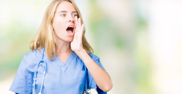 Hermosa Mujer Doctora Joven Con Uniforme Médico Sobre Fondo Aislado — Foto de Stock