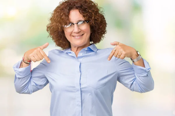Schöne Seniorin Mittleren Alters Geschäftsfrau Mit Brille Vor Isoliertem Hintergrund — Stockfoto