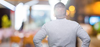 Orta yaş bussines Arap adam gözlüklü izole arka plan ayakta geriye doğru uzakta silah ile vücut üzerinde seyir üzerinde