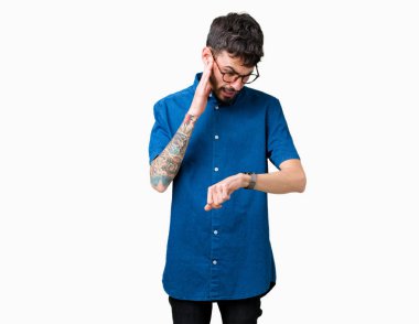 Yakışıklı delikanlı gözlüklü üzerinde arka izole seyretmek zaman endişeli, geç korkuyor arıyorsunuz