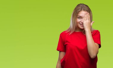 El yüz ve sürpriz duygu kendinden emin gülümseme ile tek gözüyle kapsayan izole arka plan üzerinde beyaz kadın.