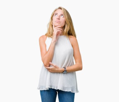 Güzel genç zarif kadın elle çene düşünme hakkında soru, dalgın ifade izole arka plan yüzünden. Düşünceli yüzüyle gülümsüyor. Şüphe kavramı.