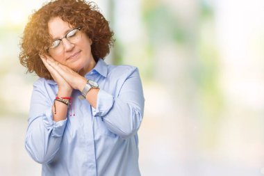 Uyku yorgun hayal ve ile gülümseyen gözleri kapalı iken ellerle birlikte poz izole arka plan üzerinde gözlük güzel orta ager üst düzey businees kadın.