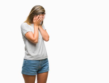 Genç güzel kadın ağlayarak süre elleriyle yüzünü kapsayan üzgün ifade ile izole arka plan yüzünden. Depresyon kavramı.