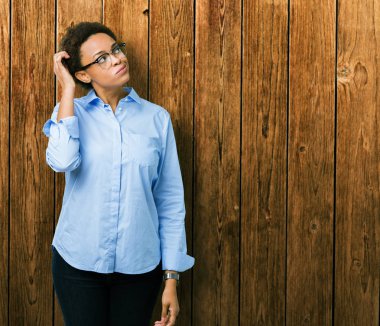 Genç güzel Afro-Amerikan iş kadını izole arka plan üzerinde yanıltır ve soru hakkında merak ediyorum. Şüphe, kafasına el ile düşünme ile belirsiz. Dalgın kavramı.