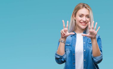 Genç Sarışın kadın gösterilen ve parmakları ile işaret izole arka plan yüzünden kendinden emin ve mutlu gülümseyerek süre 8 numaralı.