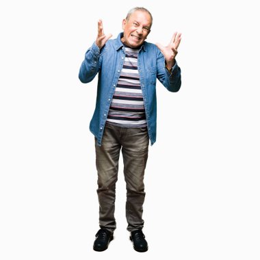 Denim ceket ve deli deli bağırarak ve agresif ifade ve silah kaldırdı bağırmaya giymiş yakışıklı komuta sizde. Hayal kırıklığı kavramı.