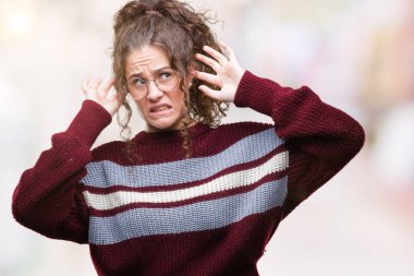 Güzel esmer kıvırcık saçlı Genç kız kulakları ile yüksek sesle müzik gürültü rahatsız ifade parmaklarıyla kapsayan izole arka plan üzerinde gözlük takıyorum. Sağır kavramı.