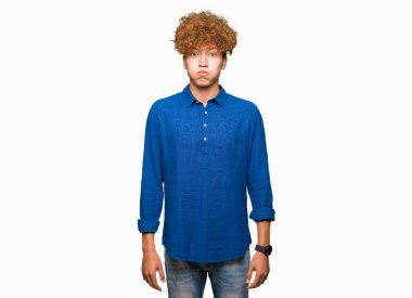 Komik surat ile yanakları şişirme afro saçlı Genç yakışıklı zarif adam. Ağız ile hava, deli ifade şişirilmiş.