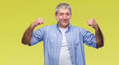 Kol kasları gururlu gülümseyen gösterilen izole arka plan üzerinde yakışıklı komuta sizde. Fitness kavramı.