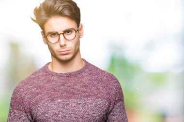 Yakışıklı delikanlı izole arka plan üzerinde gözlük depresif ve kızgın ve korkmuş ağlıyor sıkıntı için endişeleniyorum. Üzgün ifade.