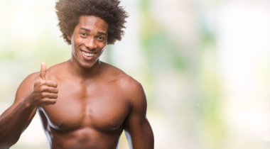 Çıplak vücut hareketi el ile mutlu yaşasın yapıyor izole arka plan üzerinde gösterilen Afro Amerikalı gömleksiz adam. Kameraya bakarak başarı gösteren ile ifade onaylama.