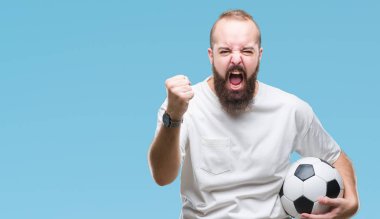 Futbol futbol topu yere izole arka rahatsız ve öfke, çılgın ve yükseltilmiş el, öfke kavramı ile diye bağıran ile sinirli bağırarak tutan genç beyaz hipster adam