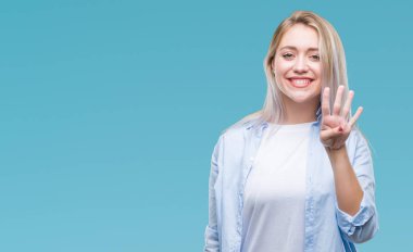 Genç Sarışın kadın gösterilen ve parmakları ile işaret izole arka plan yüzünden kendinden emin ve mutlu gülümseyerek süre dört numara.