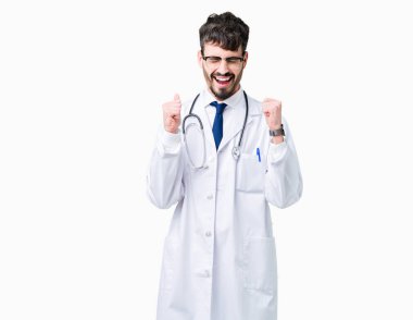 Zafer kutluyor gülümseyen izole arka kolları olan başarı için heyecan üzerinde hastane ceket giyen genç doktor adam kaldırdı. Kazanan kavramı.